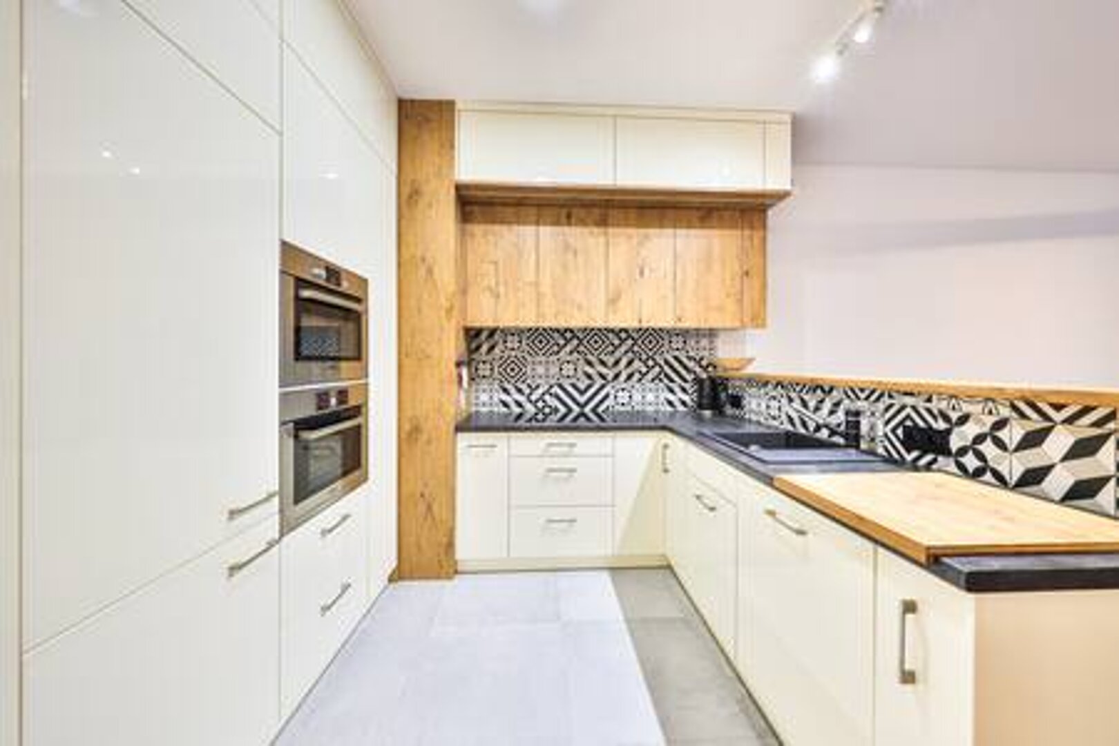 ESSA DEVELOPMENT SPÓŁKA Z OGRANICZONĄ ODPOWIEDZIALNOŚCIĄ - 5